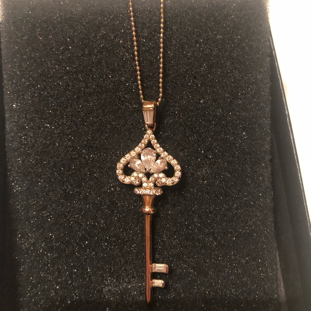 NWT Stunning Victoria Wieck 14k Vermeil Fleur De Lis key necklace.